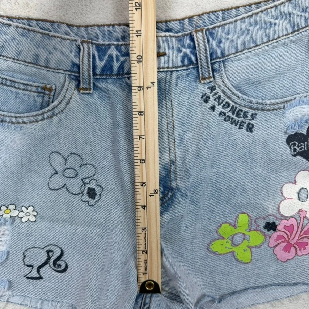 Forever 21 x Barbie Light Wash Distressed Graphic Denim‎ Shorts Womens 28 NEW